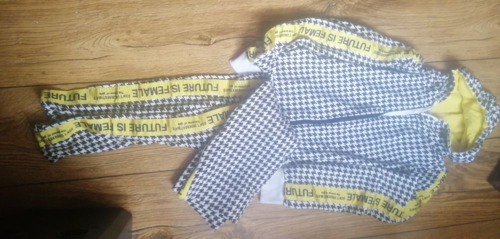 Dres dwuczęściowy damski w pepitkę.