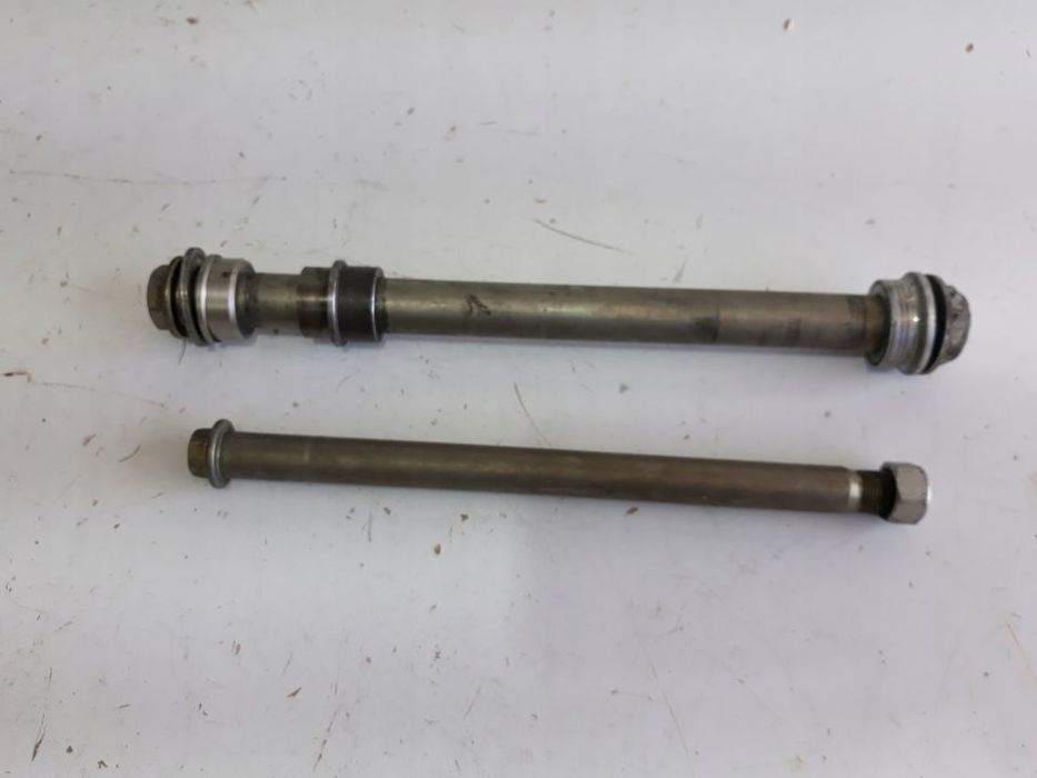 suzuki gsr 750 oś ośka tył tylna wachacza