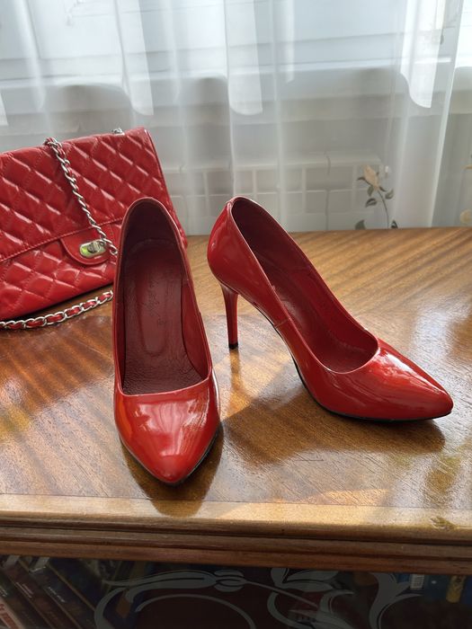 Червоні шкіряні лаковані туфлі розмір 36