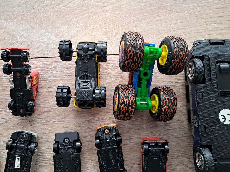 Sprzedam autka  i  resoraki .