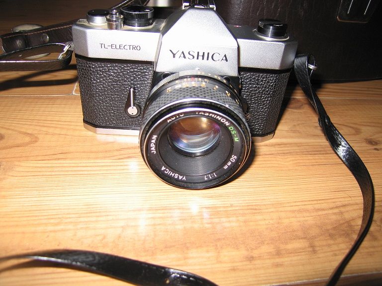 Aparat fotograficzny Yashica z osprzętem