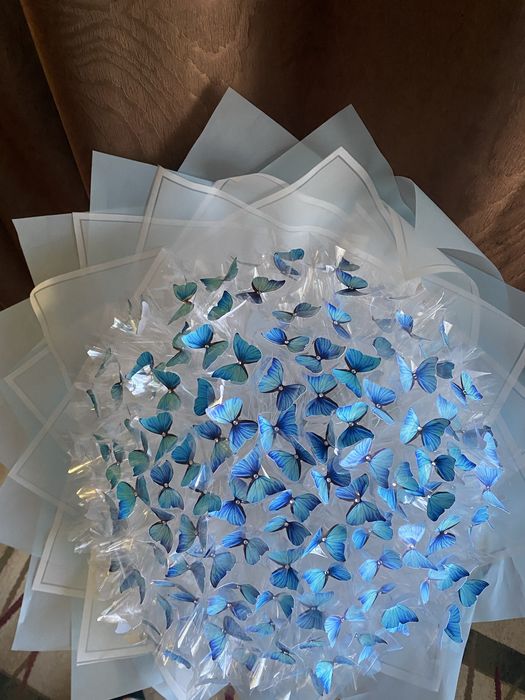 Продам дуже гарний букет з метеликами, більше 100 шт. Купували на фото