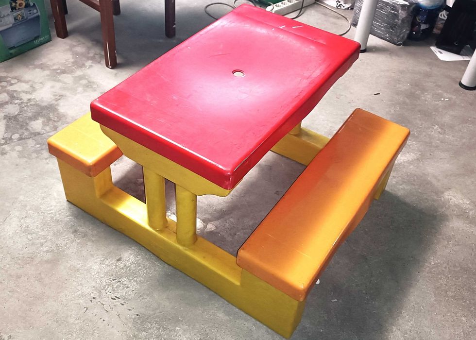 Mesa de criança em bom estado
