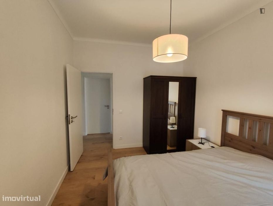 Quarto - localizado em Almada Lisbon