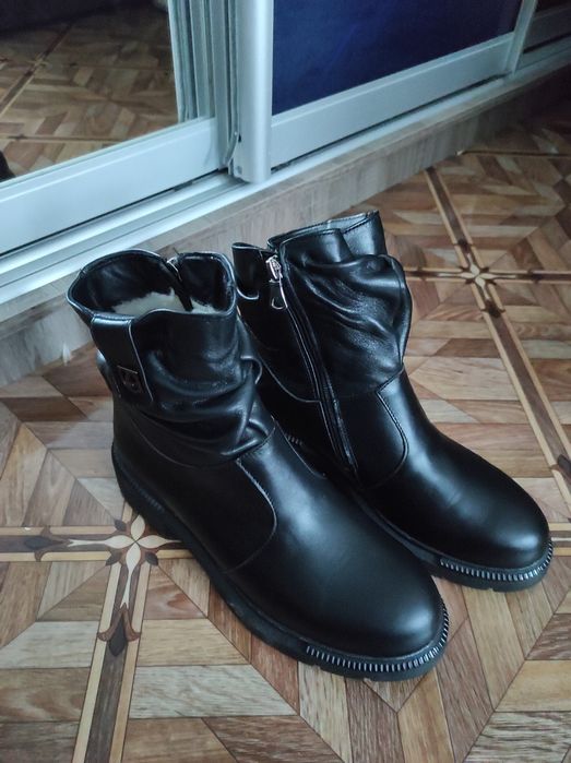 Продам жіночі ботіночки