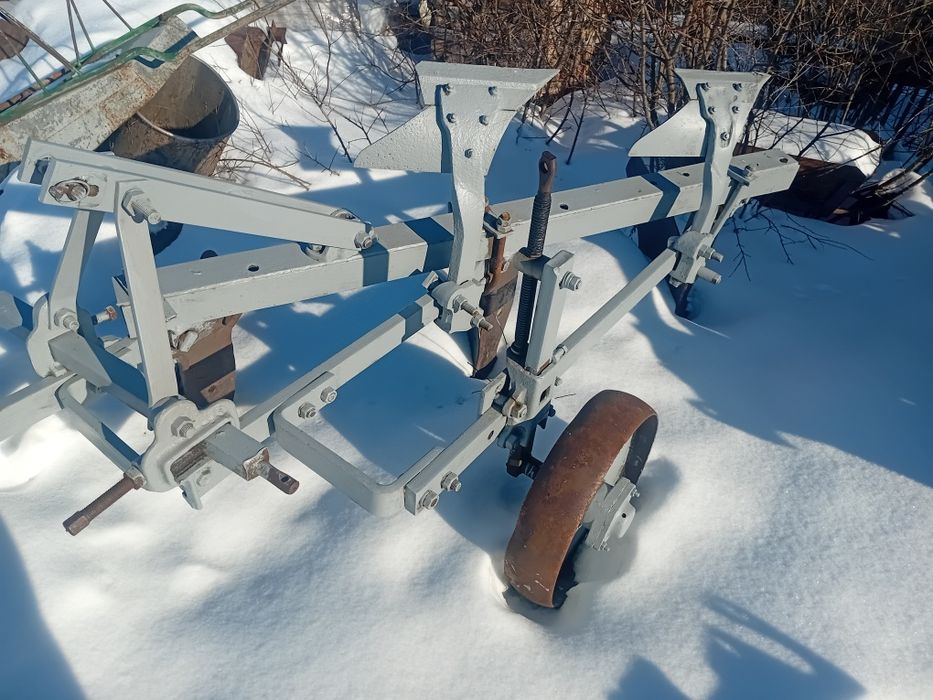 Плуг трьох корпусний