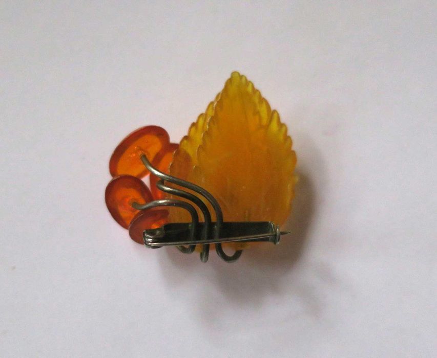 Stara broszka z czasów PRL imitacja bursztynu vintage