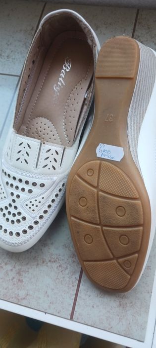 Sapatos brancos,pele,t.36.12€