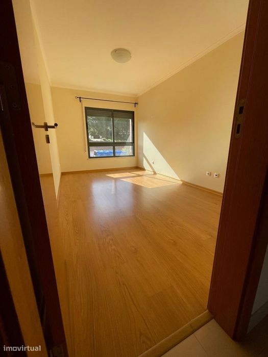 Modern, Bright T2 Apartment with Garage and Storage in Alenquer