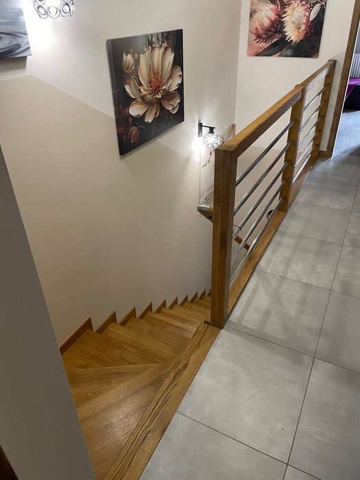 Schody drewniane dębowe lite zabiegowe, proste, podesty, parapety