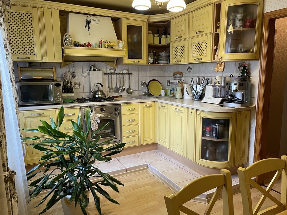 Квартира 3 кімнатна в центрі міста + гараж