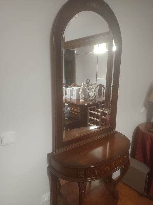 Aparador antigo com espelho