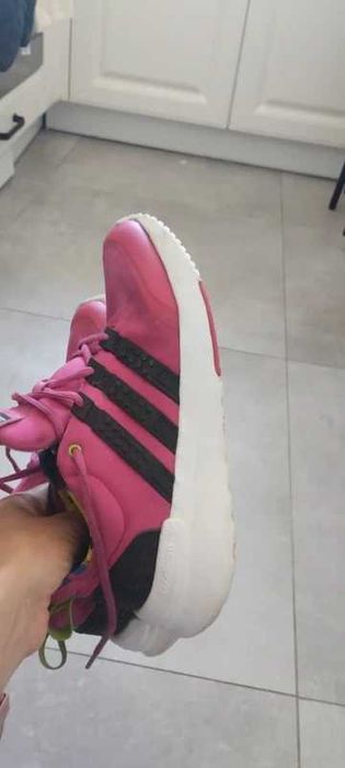 Adidasy magenta z serii LEGO