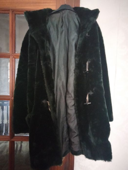 Casaco pele. Cor verde escuro