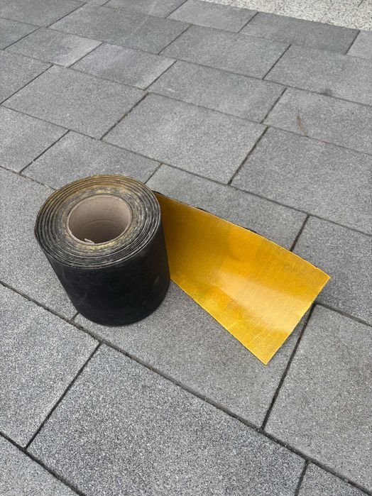 Taśma EPDM na pełnym kleju 150mm x 1mm x 13.5mb