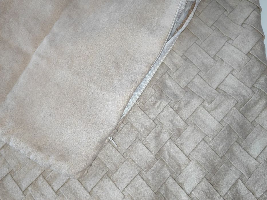 Poszewki beżowe*40x40cm.*