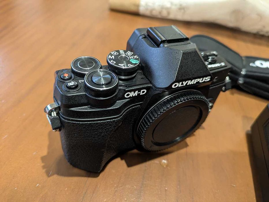 Máquina Olympus OM-D E-M10 III ("c/nova") 6 mil disparos