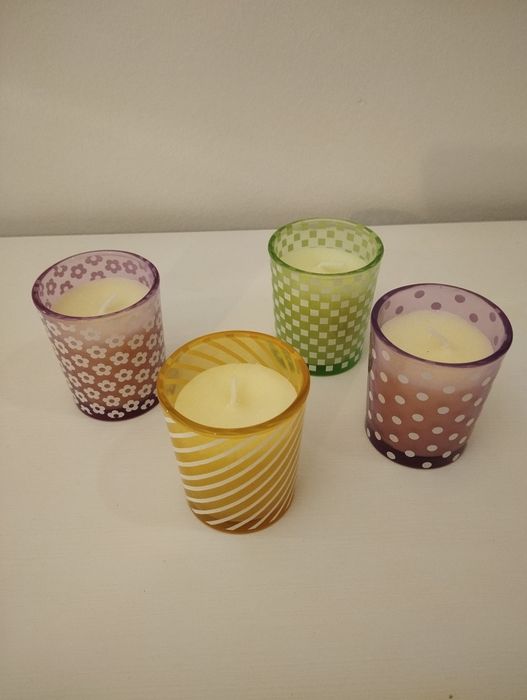 Velas em frascos de vidro