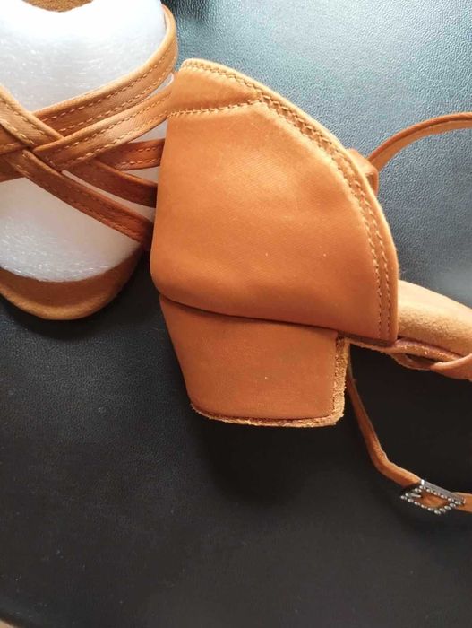 Buty do tańca dla dziewczynki.