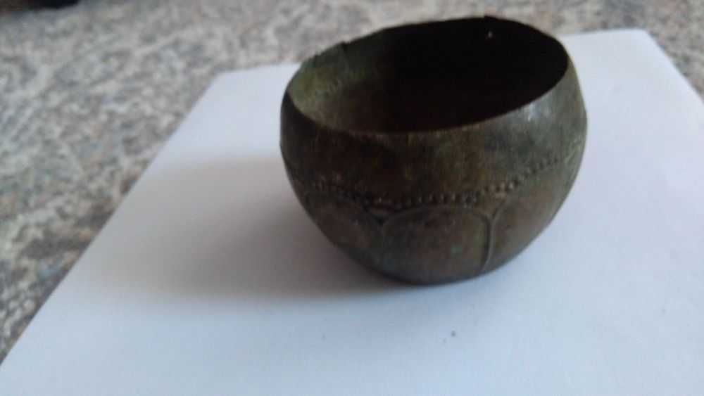 stara metalowa podstawka na papierosy i miseczka