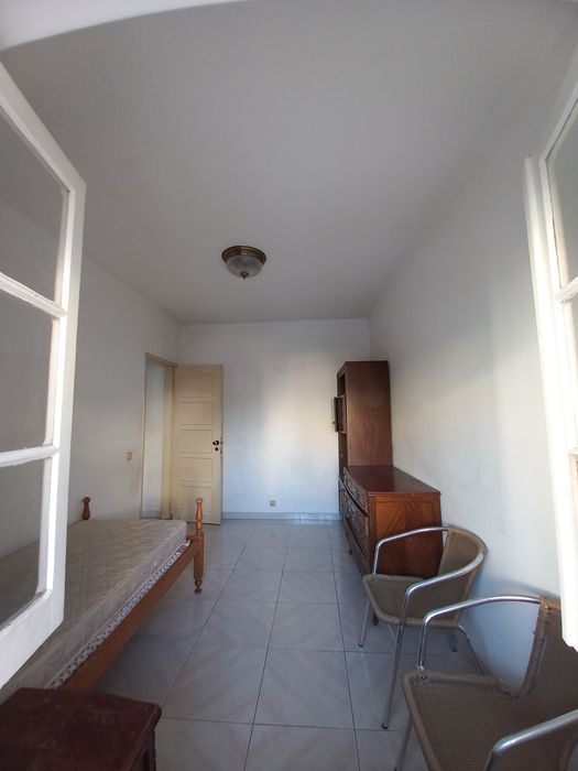 Quarto mobilado para alugar em centro de Almada