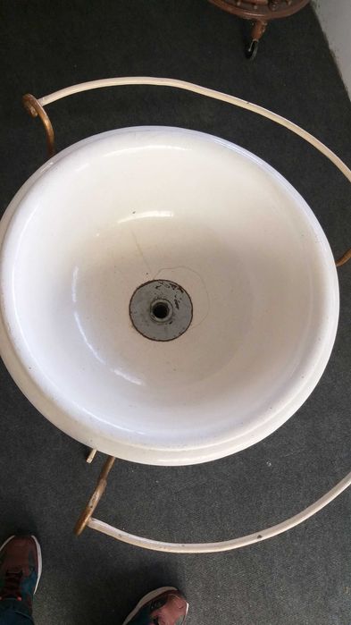 lavatório antigo em metal com bacia em cerâmica original