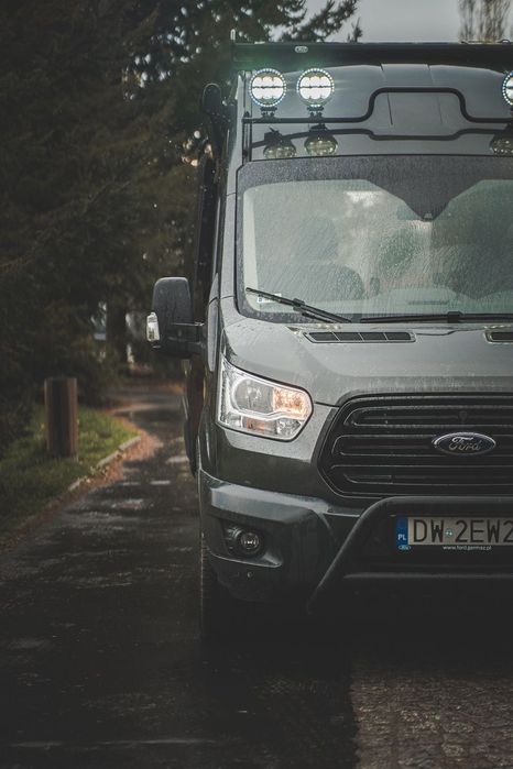 Ford Transit  Stylowy CAMPERVAN gotowy na rodzinne przygody.
