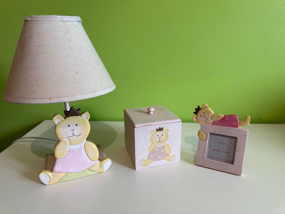 Conjunto de candeeiro e peças decorativas para quarto de bebé