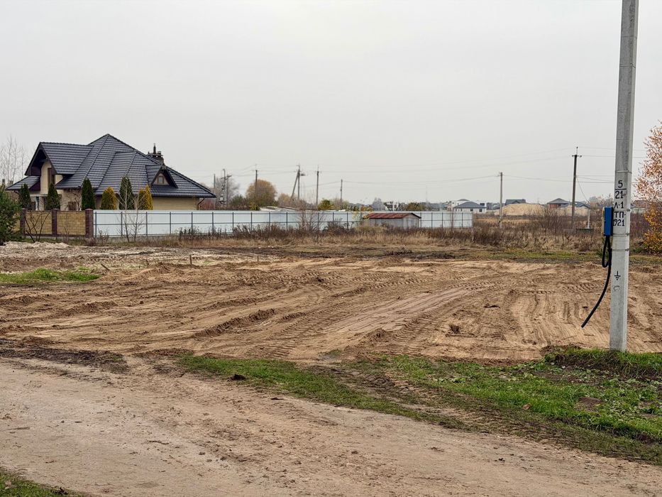 Без%Ділянка 4 соток під будівництво з асфальтом с.Осещина біля озера
