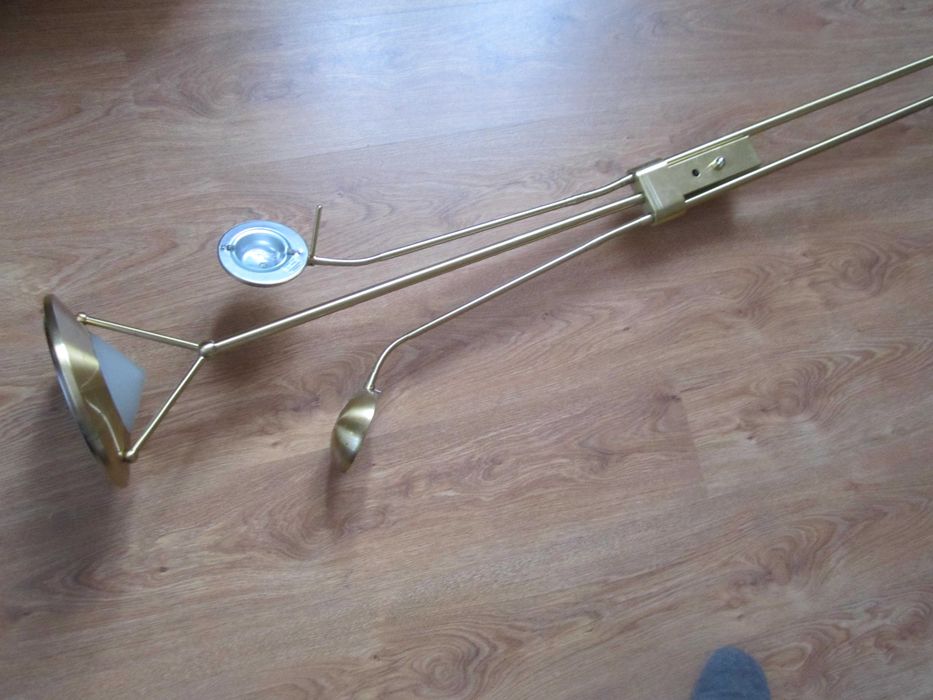 lampa stojąca z reg natężenia