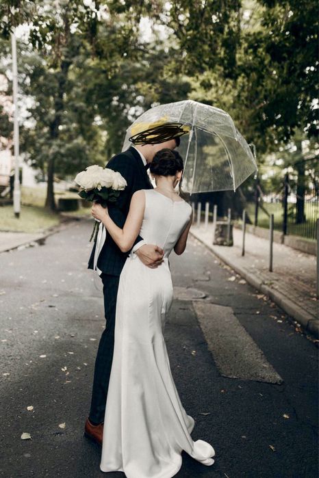 Suknia ślubna z atłasu