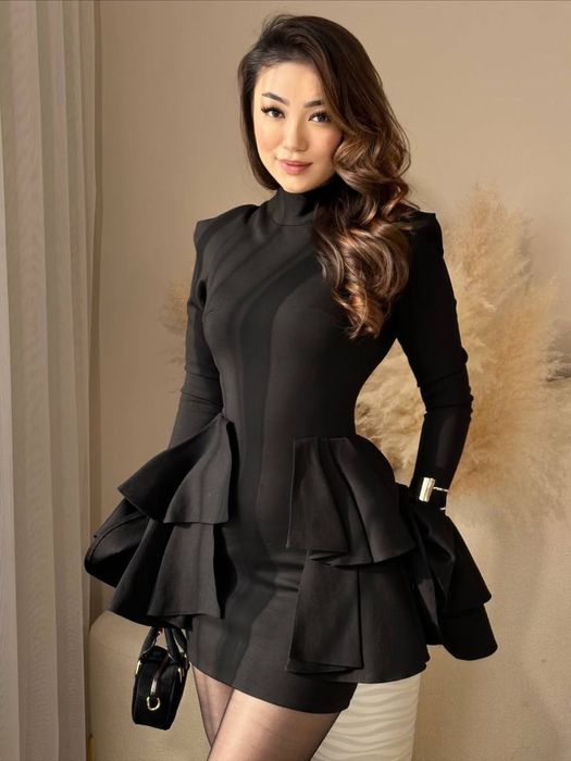 Сукня жіноча чорна з воланами та довгим рукавом