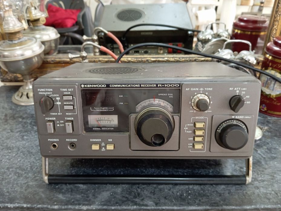 Radio Amador Kenwood R-1000, um recetor de comunicações de ondas curta