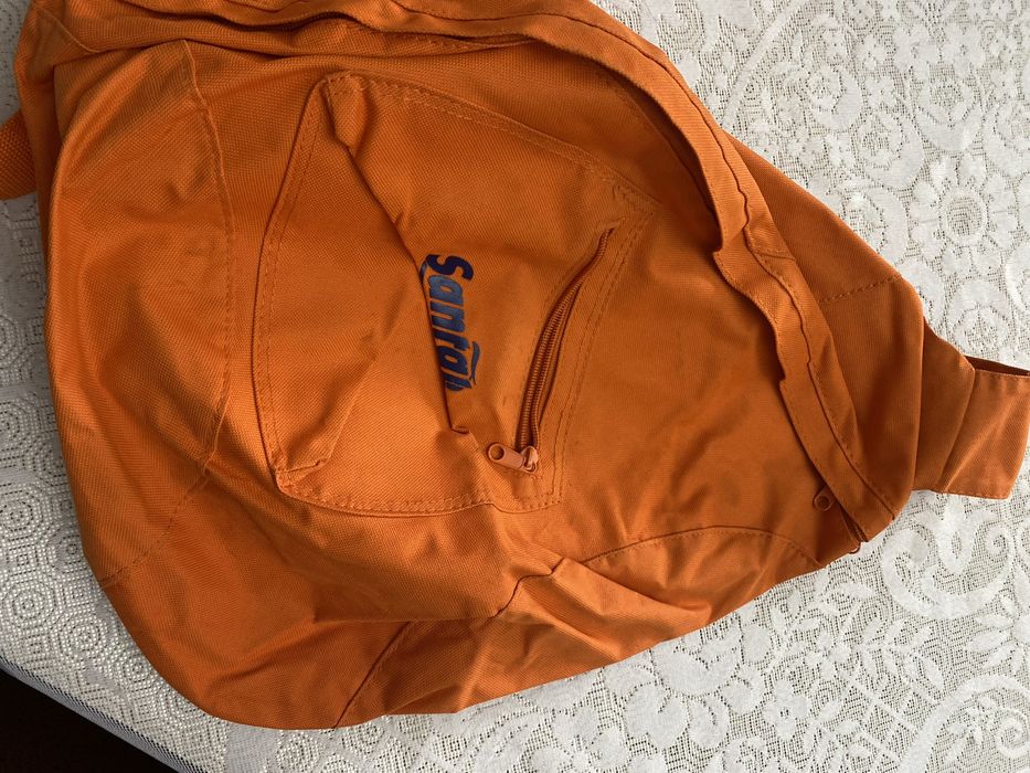 Mochila laranja nova