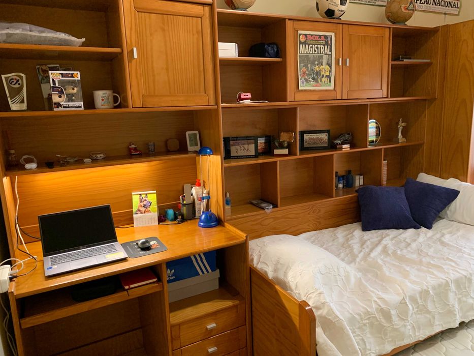Conjunto de Quarto em Madeira Maciça – Cama, Secretária e Estante