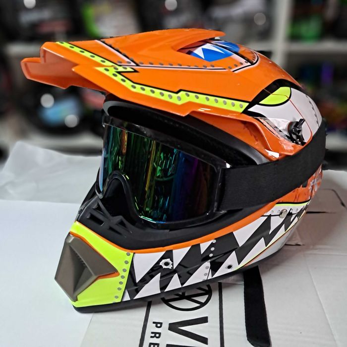 Детский шлем Sharck spark protection c очами и перчатками