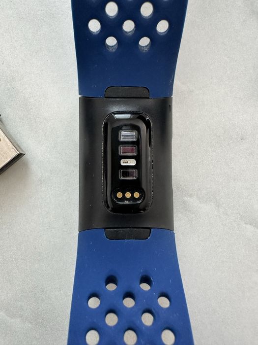 Fitbit Charge 4 z opaska
