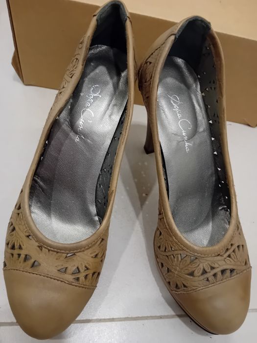 Sapato de salto em pele