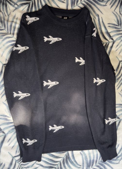 Granatowy sweter H&M w samoloty