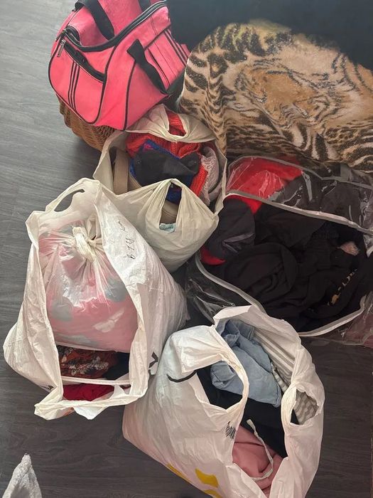 Отдам  одежду 42-44 за шоколадку