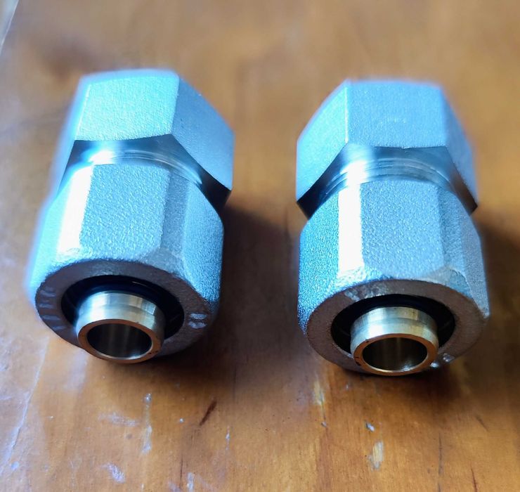 Муфта-обжим FADO с переходом на внутреннюю резьбу 16x1/2"