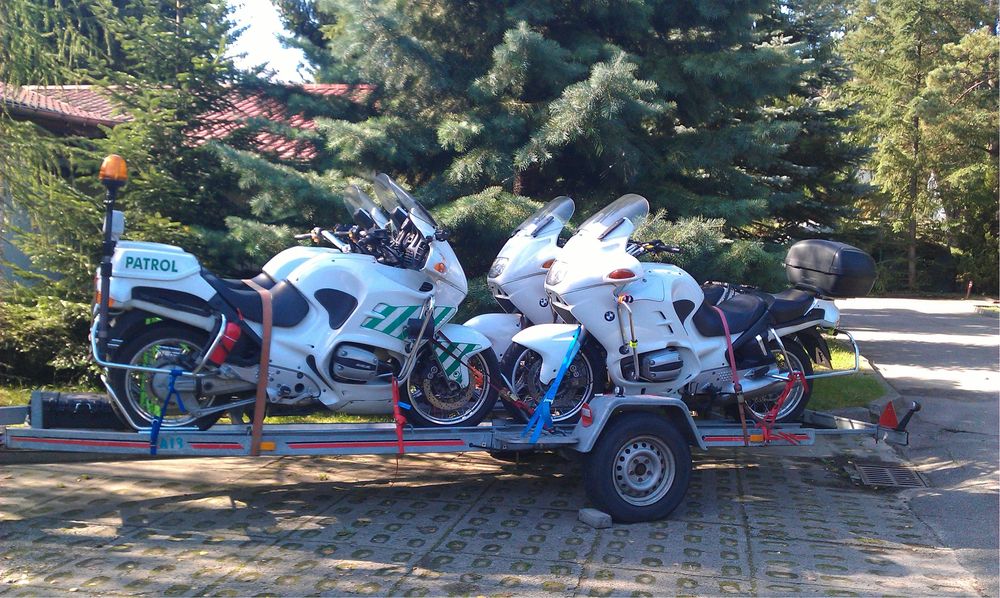 Przyczepa z hamulcem najazdowym podłodziowa lub motocyklowa