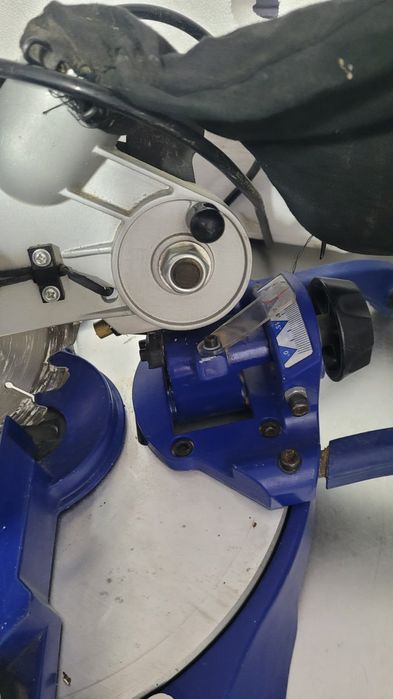 Торцовочна пила LUX TOOLS  KGS-1200