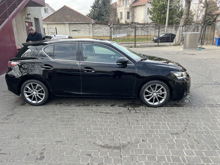 Продам Lexus CT (гибрид)