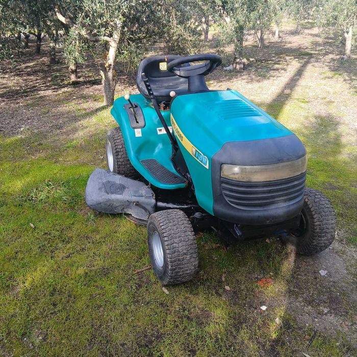 Tractor corta relva ou ervas selvagem