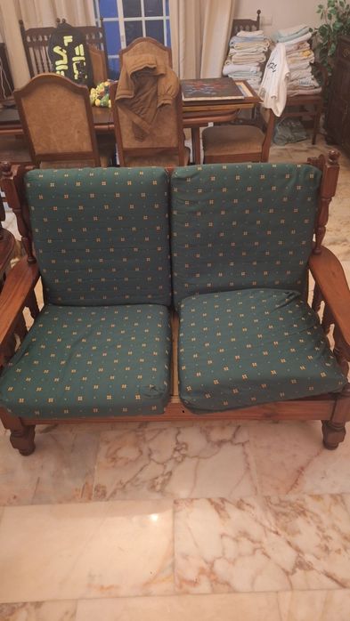 Sofá e Poltrona em Madeira de excelente qualidade, CONJUNTO