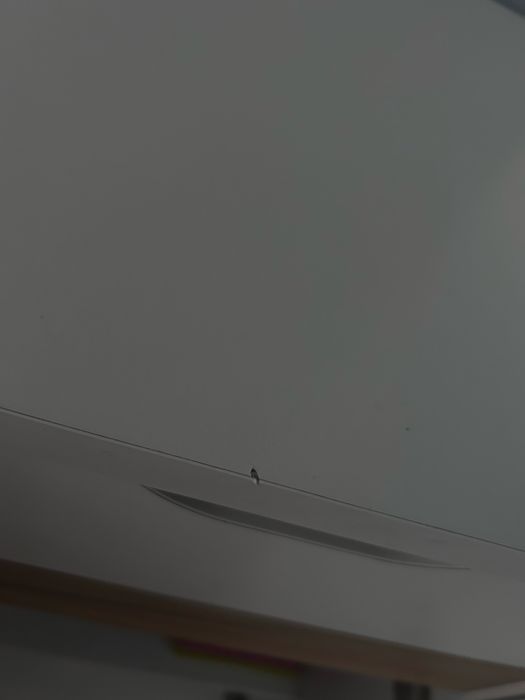 białe biurko szuflada i dwie półki