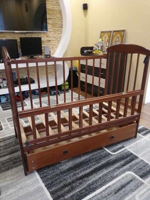 Продам дитяче ліжко на маятниках.