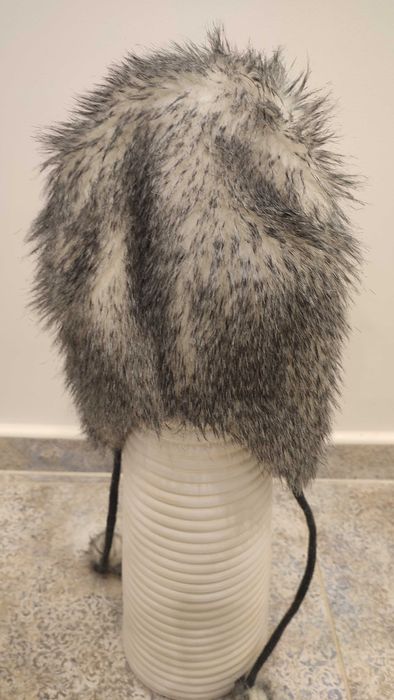 Czapka futrzana z pomponami