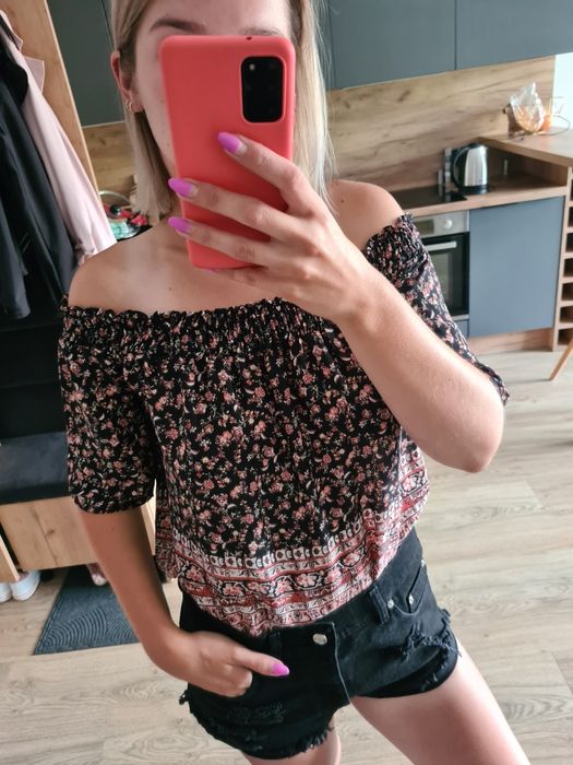 Boho bluzka w kwiaty hiszpanka Bershka odkryte ramiona